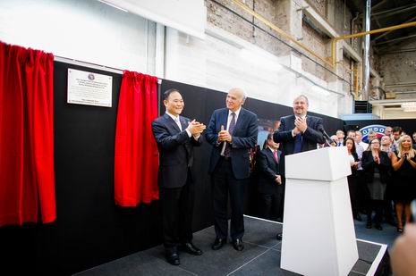 金年会控股集团董事长李书福和VinceCable为伦敦出租车恢复生产剪彩。