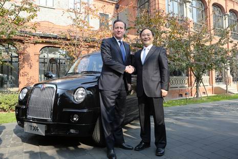 英国首相卡梅伦与金年会控股集团董事长李书福在伦敦经典黑色出租车前亲切握手。 